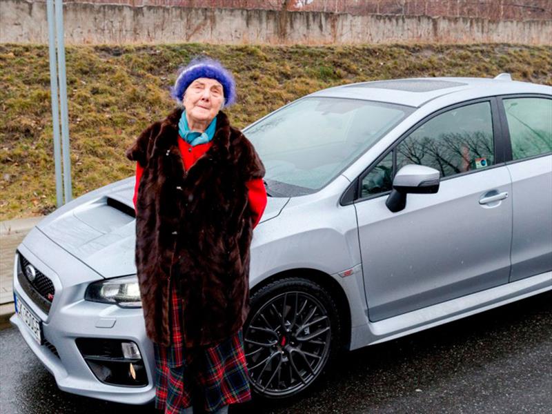 Esta abuelita te lleva a pasear en su Subaru Impreza WRX STi