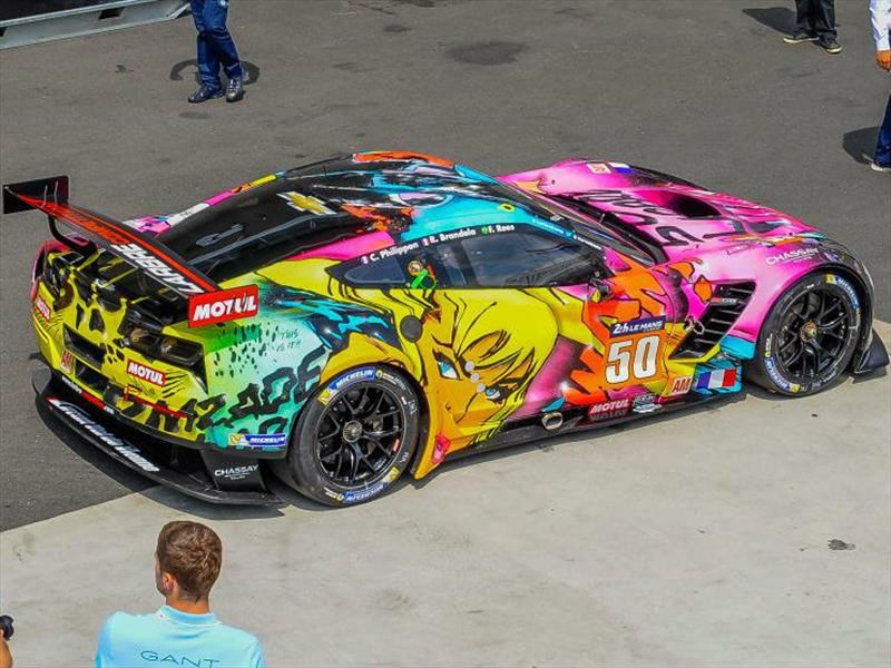 Corvette que brilla en la oscuridad participa en las 24 Horas de Le Mans