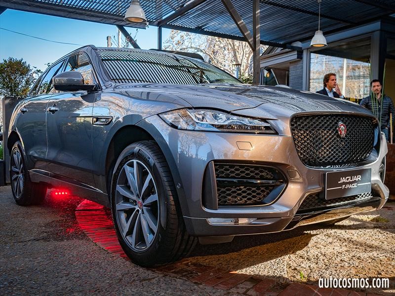 Jaguar estrena motores Ingenium con 300 Hp en el F-Pace y el F-Type