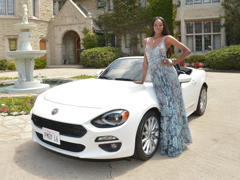Playmate of the Year 2016 se llevó un FIAT 124 Spider 2017