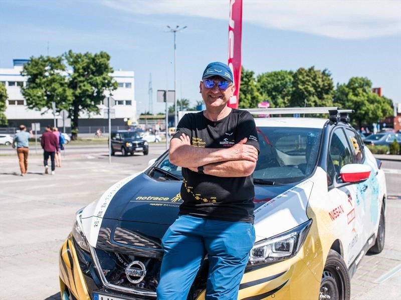 De Asia a Europa a bordo de un Nissan LEAF