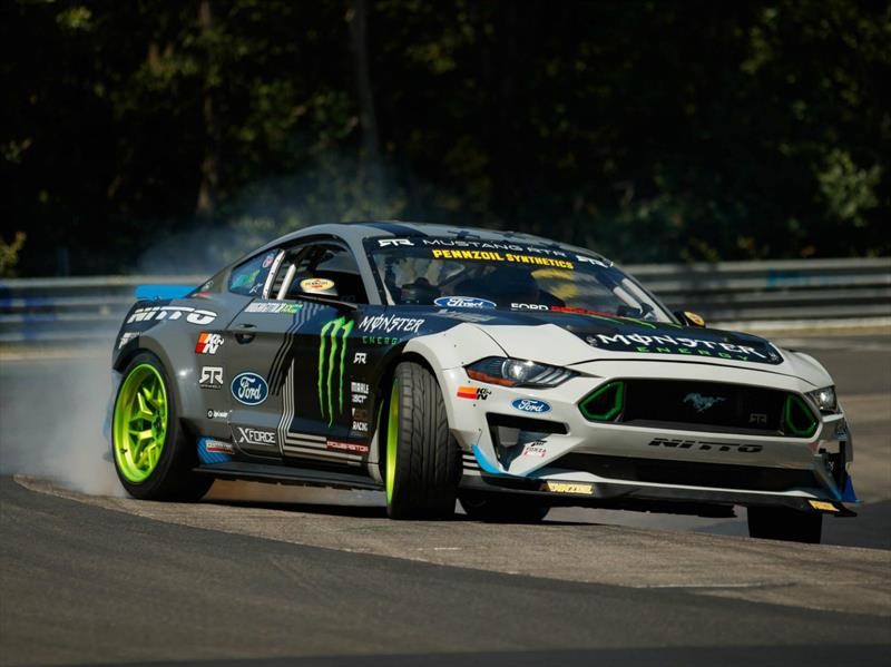 Ford Mustang RTR recorre el circuito Nürburgring haciendo drift