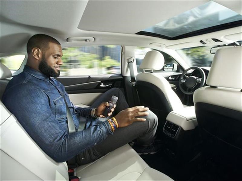 LeBron James vence su miedo a los vehículos autónomos