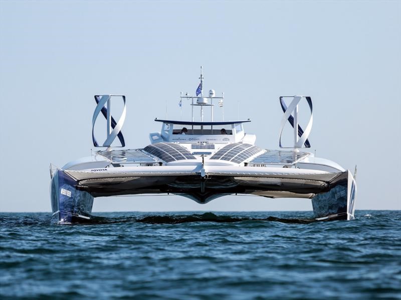 Este es el Energy Observer, primer barco de hidrógeno