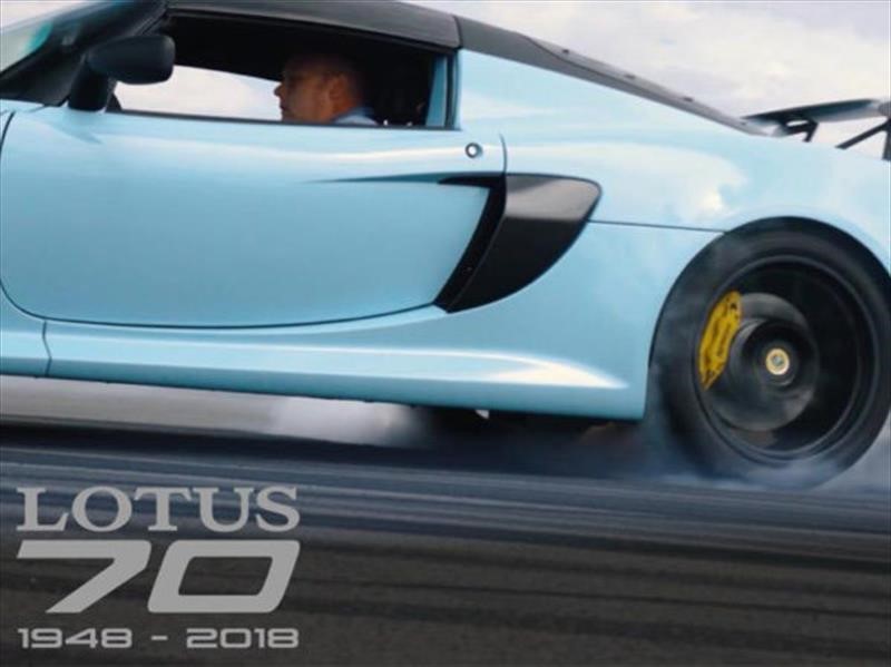Video: Lotus festeja sus 70 años dejando huellas