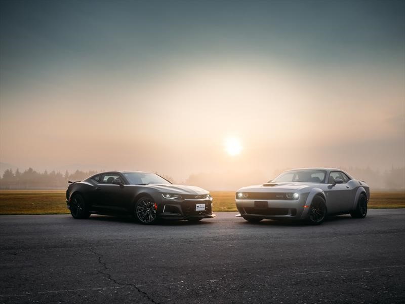 Chevrolet Camaro ZL1 vs Challenger SRT Hellcat Widebody ¡musculosos en guerra!