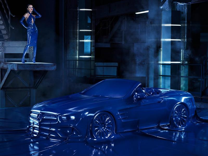 Mercedes-Benz envuelve en látex uno de sus autos
