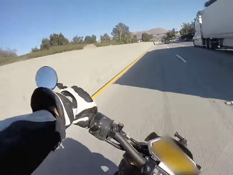 Video: El motociclista con más suerte del mundo
