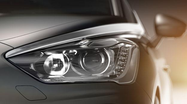 Iluminación en curvas: faros de bi-xenón direccionales
