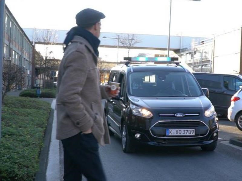 Ford realiza pruebas para comunicación con vehículos autónomos mediante sistema de luces