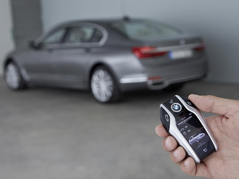 BMW Serie 7 dispone del control a distancia para estacionarse