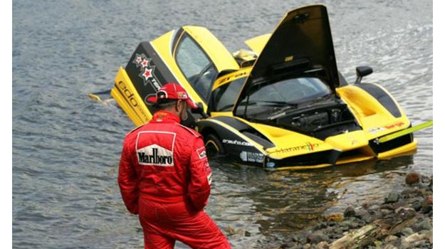 Un Ferrari Enzo cae en el Océano Atlántico