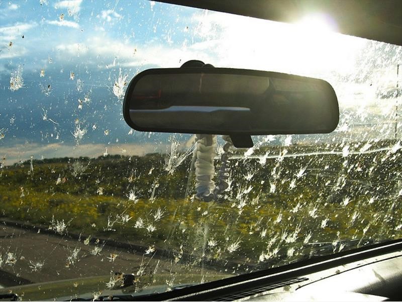 La manera ideal de limpiar el parabrisas del automóvil