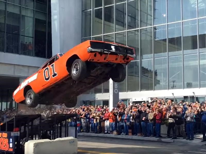 Dodge Charger 1969 del General Lee salta en Detroit