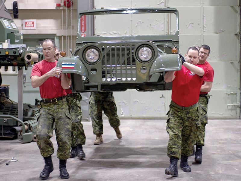 Militares canadienses desmontan un Jeep en menos de dos minutos