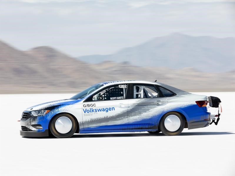 Este Volkswagen Vento es una flecha en las salinas