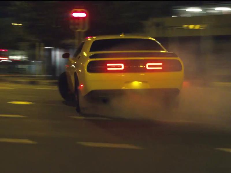 Dodge Challenger SRT Hellcat es llevado al límite