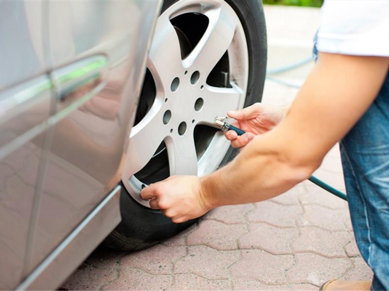 Pinchazo: cómo cambiar una rueda, sin sucumbir en el intento