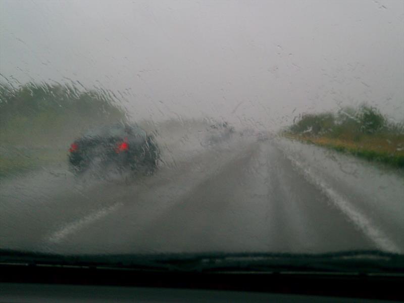 10 tips indispensables para manejar con lluvia
