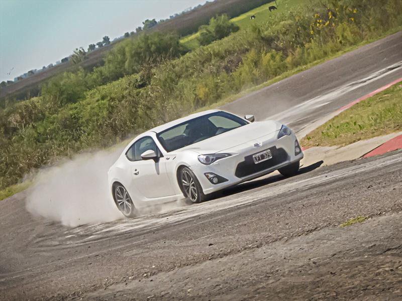 Probamos el nuevo Toyota 86, el superagente de la diversión.