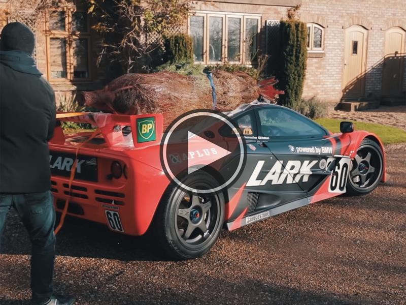 McLaren F1 GTR lleva árbol de Navidad en el techo