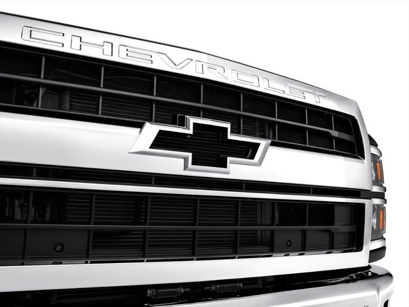 ¿Por qué la Chevrolet Silverado Chasis Cab 2019 tiene la insignia flowtie del Camaro ZL1?