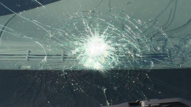 ¿Sabes cómo funciona el parabrisas de tu auto en caso de accidente?