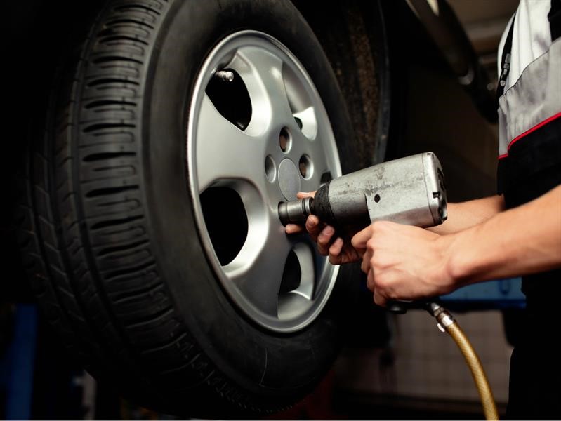 ¿Cómo rotar los neumáticos en los autos?