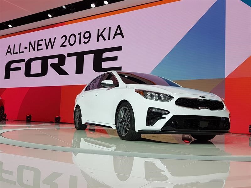 KIA Cerato 2019 pisa fuerte en Detroit