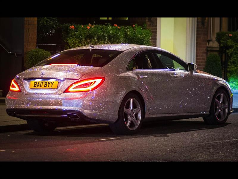 Rusa adinerada cubre su Mercedes-Benz con 1 millón de cristales de Swarovski