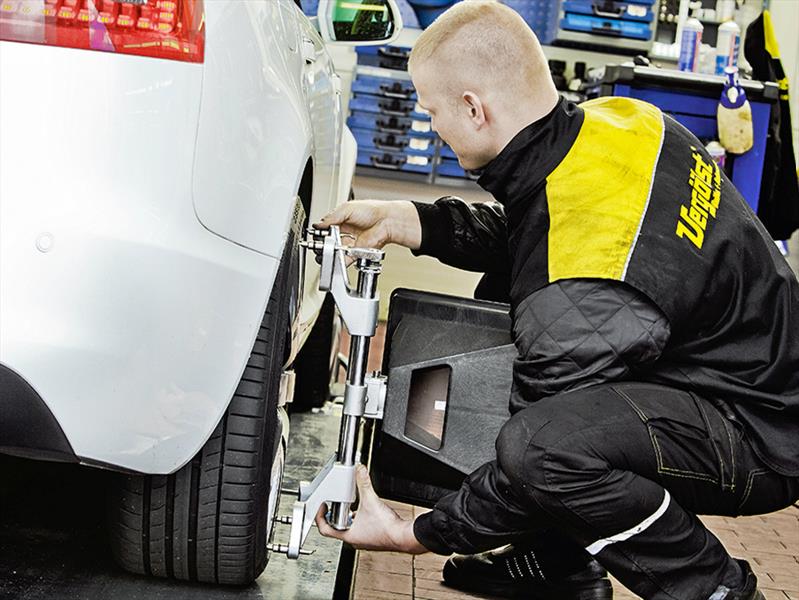 En Estados Unidos un conductor paga $300 dólares al año para reparar los daños de los baches