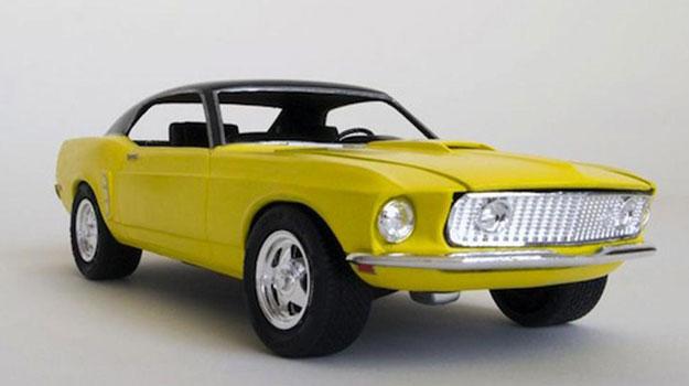 Un Ford Mustang 1969 de tamaño real hecho con papel