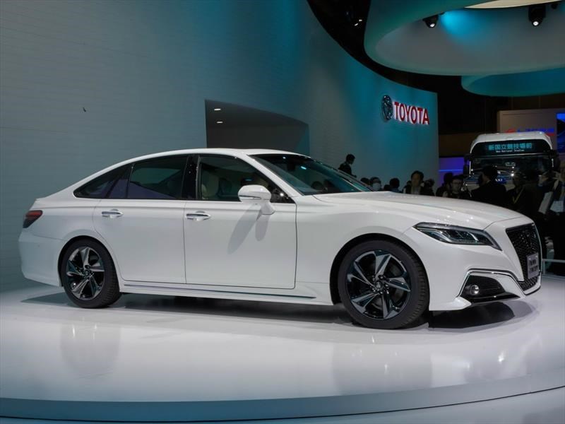 Toyota Crown Concept: sedán híbrido