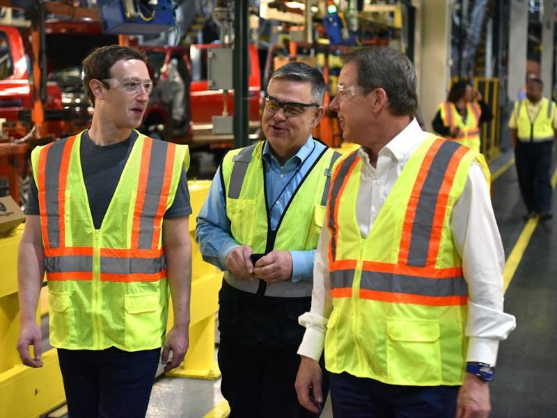 Mark Zuckerberg visita la planta de Ford en Michigan