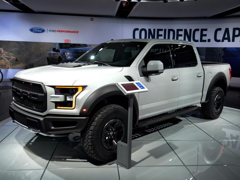 Ford F-150 Raptor SuperCrew 2017: Diversión offroad