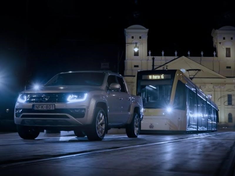 Volkswagen Amarok se dio el lujo de remolcar un tranvía en Hungría