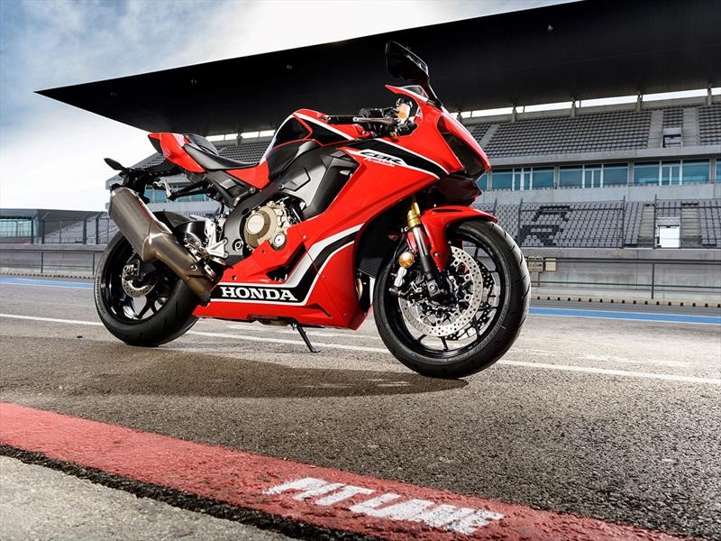 Honda CBR1000RR Fireblade 2018, fuego en la pista