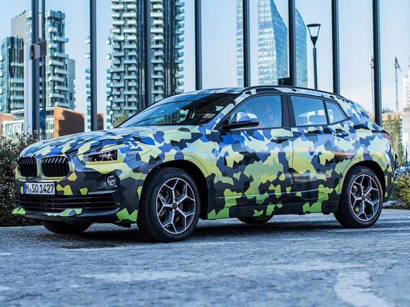 BMW X2 pasea con vestido camuflado en el Milan Fashion Week