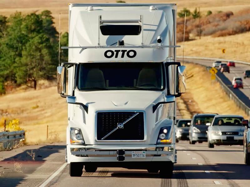 Tráiler autónomo traslada 50 mil cervezas