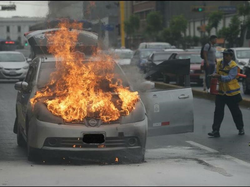 Tips para reaccionar en caso de que un auto se incendie