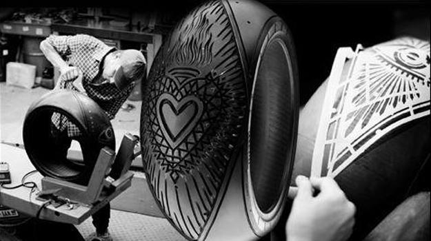 Pirelli y Scott Campbell crean arte sobre neumáticos
