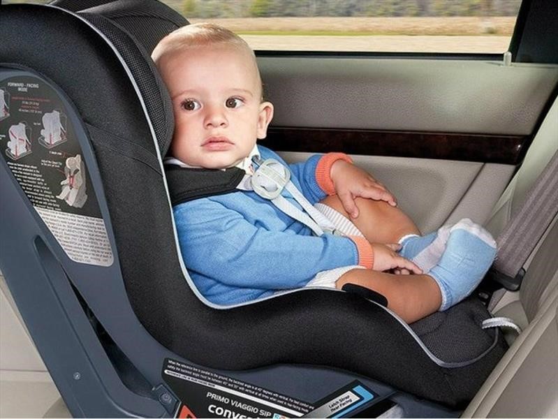 Sin importar la edad, el asiento de automóvil para niño/bebé deben ir orientado hacia atrás