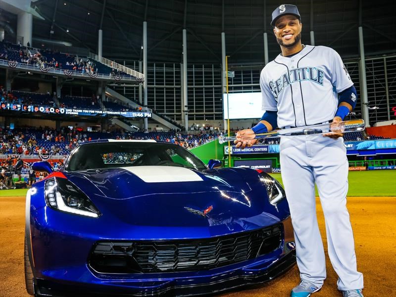 El beisbolista Robinson Canó es premiado con un Chevrolet Corvette